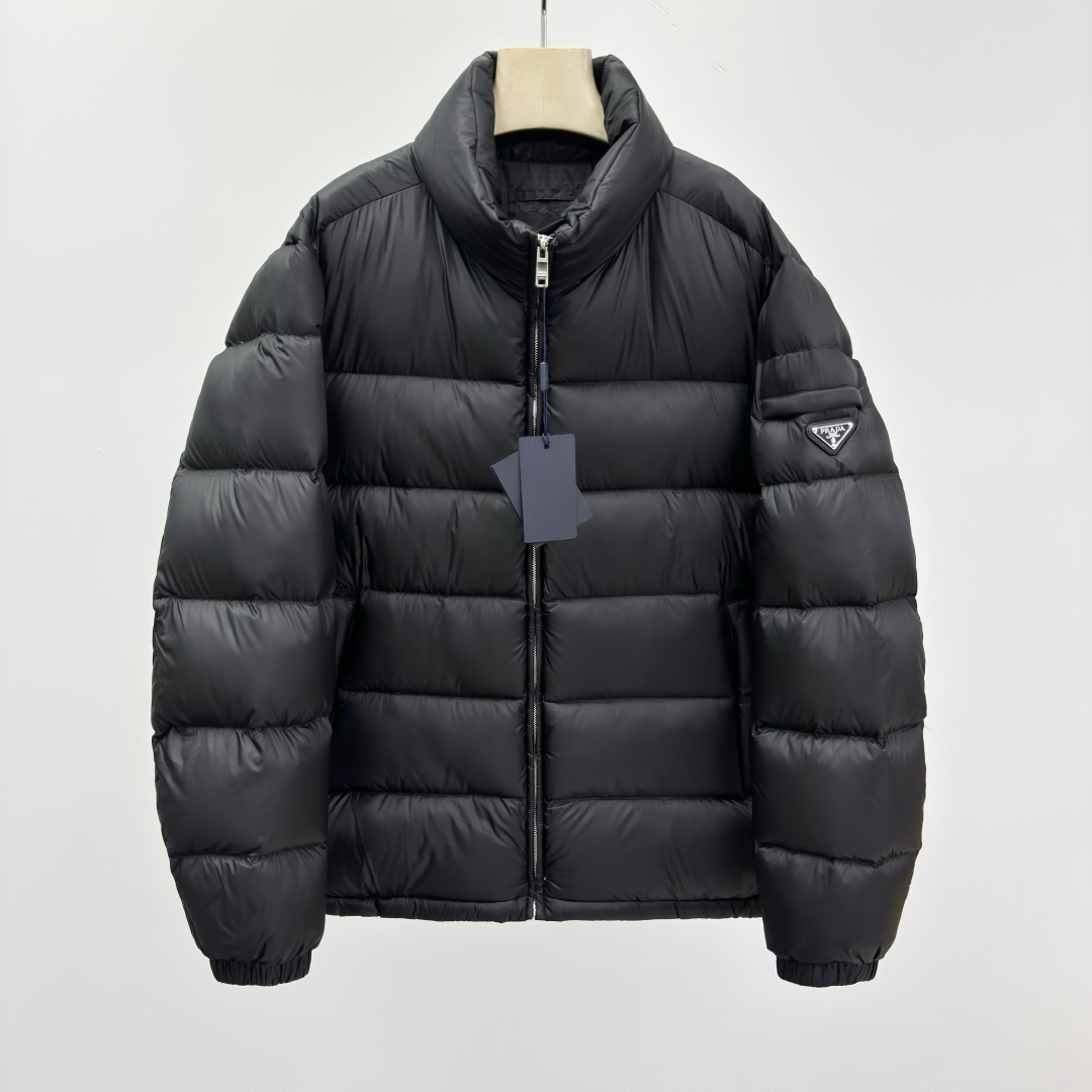 NO:572620,PRAD@ Solid color logo logo zipper long-sleeved down jacket Men's style Filled with white goose down Down content 90 Fabric nylon Functional warmth Fitted version Moderate thickness Regular length Stand-up collar Packing list Brand label card hang tag Ingredient content Fabric: nylon Filling: white goose down 90 Placket zipper Sleeves long sleeves Pattern solid color 283254876,, prada, down jacket, alexander  wang19860909PRAD@ 纯色logo徽标拉链长袖羽绒服 男款 填充物白鹅绒 绒子含量90 面料锦纶 功能保暖 版型合身 厚度适中 衣长常规款 领型立领 包装清单品牌标签卡吊牌 成分含量面料:锦纶填充物:白鹅绒90 衣门襟拉链 袖长长袖 图案纯色 283254876,,prada,down jacket,alexander wang,Men's clothing