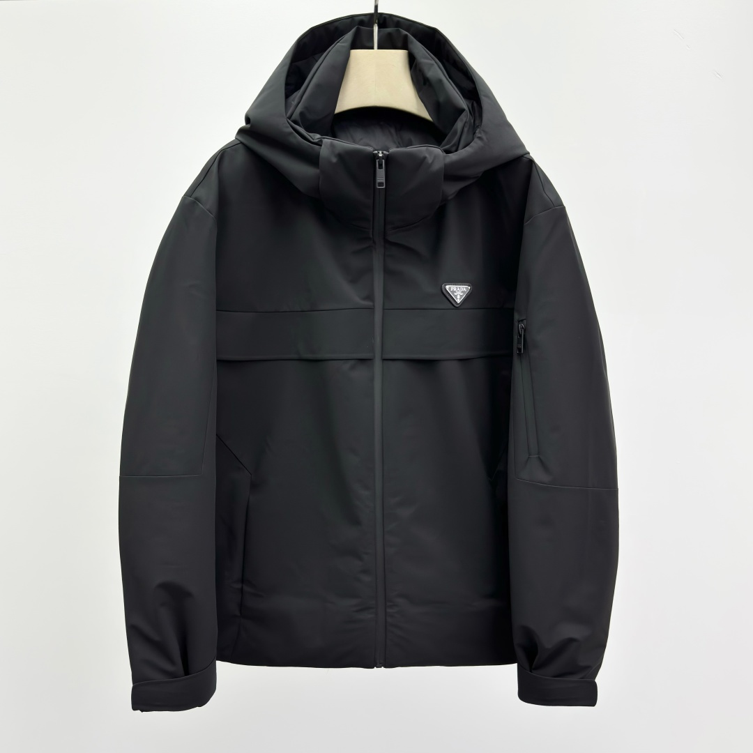 NO:572614,PRAD@ Triangle Logo Hooded Down Jacket Men's Black Fitted Fit Moderate Thickness Other Styles Hooded Collar Content Exterior and Lining: Recycled Nylon Graphic Geometric Pattern, Solid Color Features Other Long Sleeves Sleeves Drop Shoulder Sleeves Zipper at the placket Regular length Packing list Brand label card hangtag 2828254765,,prada,jackets & coats,down jacket,hats,alexander wang19860909PRAD@ 三角形徽标连帽羽绒服外套 男款 黑色 版型合身 厚度适中 款式其他 领型连帽 成分含量外部及衬里:再生锦纶 图案几何图案,纯色 功能其他 袖长长袖 袖型落肩袖 衣门襟拉链 衣长常规款 包装清单品牌标签卡吊牌 2828254765,,prada,jackets & coats,down jacket,hats,alexander wang,Men's clothing