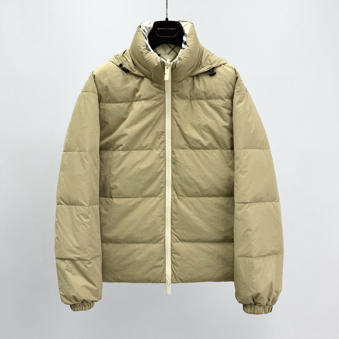NO:744980,Burb@rry plaid reversible zippered long-sleeved down jacket for men. Fabric nylon. Moderate thickness. Regular length. Stand-up collar. Packing list. Brand tag. Card. Hang tag. Style. Reversible. Long sleeves. 2828256738,,burberry,down jacket,19860909年后 Burb@rry 格纹双面穿拉链长袖羽绒服 男款 面料 锦纶 厚度适中 衣长常规款 领型立领 包装清单品牌标签卡吊牌 款式双面穿 袖长长袖 2828256738,,burberry,down jacket,,Men's clothing