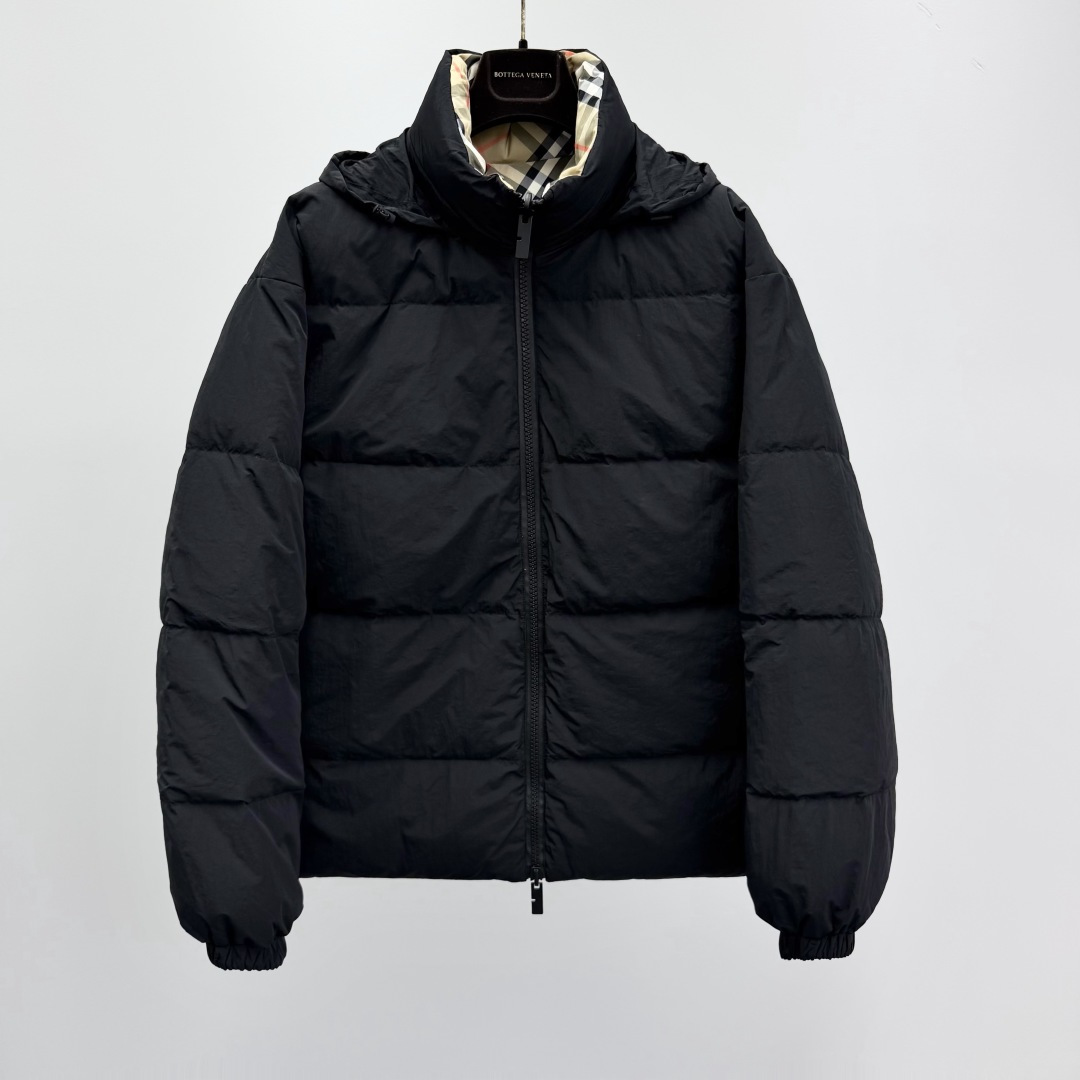 NO:628810,Burb@rry plaid double-sided zipper long-sleeved down jacket for men. Fabric nylon. Moderate thickness. Regular length. Stand-up collar. Packing list. Brand tag. Card. Hang tag. Style. Reversible. Long sleeves. 2828256738,,burberry,down jacket,alexander wang19860909Burb@rry 格纹双面穿拉链长袖羽绒服 男款 面料 锦纶 厚度适中 衣长常规款 领型立领 包装清单品牌标签卡吊牌 款式双面穿 袖长长袖 2828256738,,burberry,down jacket,alexander wang,Men's clothing