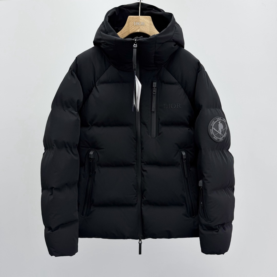 NO:623445,DI0R ×DESCENTE Solid color hooded logo patch waterproof ski jacket for men. Ingredient content nylon. Fabric nylon. Sleeve style raglan sleeves. Regular length. Fitted fit. Functional waterproof. Packing list. Brand label card and hangtag. 2852259586,,hats,alexander wang19860909DI0R ×DESCENTE 纯色连帽Logo标贴防水滑雪服 男款 成分含量锦纶 面料锦纶 袖型插肩袖 衣长常规款 版型合身 功能防水 包装清单品牌标签卡吊牌 2852259586,,hats,alexander wang,Men's clothing