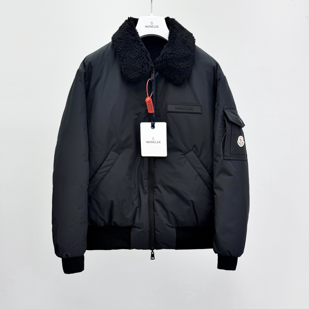 NO:628841,M0ncler double-sided pilot down jacket, custom-made soft matte brocade fabric and teddy velvet, using the new national standard 90 white duck down (welcome to test), full of down, full of warmth, light and fluffy, with a pure and extreme black tone, exuding an irresistible charm. The fashion code is hidden on both sides to unlock multiple styles. One side is matte like the deep night, cold and neat, outlining modern simplicity. The other side is made of teddy velvet, like dark night velvet flowers, soft and mysterious.  The smudged retro warmth, the iconic M0ncler logo appears on the sleeves, fully recognizable, the style can be switched at will, chic and free, showing nobility, subverting the traditional avant-garde design, redefining the boundaries of winter fashion, becoming the most intimate companion in winter. Process 1: Computer mechanical down filling. Prioritize the production of liner pattern to determine the down filling area according to the original three-dimensional effect to determine the weight of down per square meter, thereby calculating the amount of down filling for each piece.  The computerized down filling machine uses a digital weighing sheet to achieve stable measurement. Process 2: Computer template machine lines. The computer template machine's line process shows extremely high neatness and smoothness. The craftsman accurately controls the size during the operation to ensure that each line meets the design requirements. The lines of the entire template are smooth and unified, clean and beautiful. Process 3: Ergonomic three-dimensional cutting. Return to traditional craft techniques through segmentation, folding, shrinking, and stretching techniques. The so-called slow work produces fine work, which is respect for the material.  Pursuit of feel Complex and tedious workmanship Slow timeliness High loss Process 4: Manual reloading and opening of bags For high-density and heavy teddy velvet fabrics. Use special bone needles to accurately lift out the three-dimensional structure of the bag mouth on the back of the fabric. A two-stage operation of single-layer basic shaping and multi-layer edge reinforcement 281255598,,down jacket,alexander wang19860909M0ncler 双面飞行员羽绒服 定制柔绒哑光锦织料 以及泰迪绒 使用新国标90白鸭绒(欢迎检测) 冲绒量十足 保暖十足 轻盈蓬松 以纯粹而极致的黑色调 散发着令人难以抗拒的魅力 双面皆藏时尚密码 解锁多元风格 一面以哑光如深沉夜幕 冷峻而利落 勾勒现代简约 另一面以泰迪绒如暗夜绒花 柔软且神秘 晕染复古温情 标志性M0ncler标识标呈现于手袖处 辨识度十足 风格随意切换 潇洒自如 尽显尊贵 以颠覆传统的先锋设计 重新定义冬日时尚的边界 成为冬日最贴心的伴侣 工艺1: 电脑机械充绒 优先通过制作内胆纸样 以确定充绒区域按照原版立体效果来确定每平方米羽绒的克重 从而计算出每个裁片的充绒量 电脑充绒机采用数字式称重单实现稳定计量 工艺2: 电脑模板机行线 电脑模板机的行线工艺呈现出极高的工整度和平顺性 工艺师在操作过程中对尺寸的精确控制 确保每一条行线都符合设计要求 整个模板的线条流畅而统一 整洁美观 工艺3: 人体学立体裁剪 回归传统工艺手法 通过分割 折叠 抽缩 拉展技术手法 所谓慢工出细活 是对材料的尊重 对手感的追求 做工复杂 繁琐 时效慢 损耗高 工艺4: 人工重装开袋 针对泰迪绒高密度厚重面料 通过专用骨针在面料背面精准抬出袋口立体结构 分单层基础塑形与多层边缘加固两阶段操作 281255598,,down jacket,alexander wang,Men's clothing