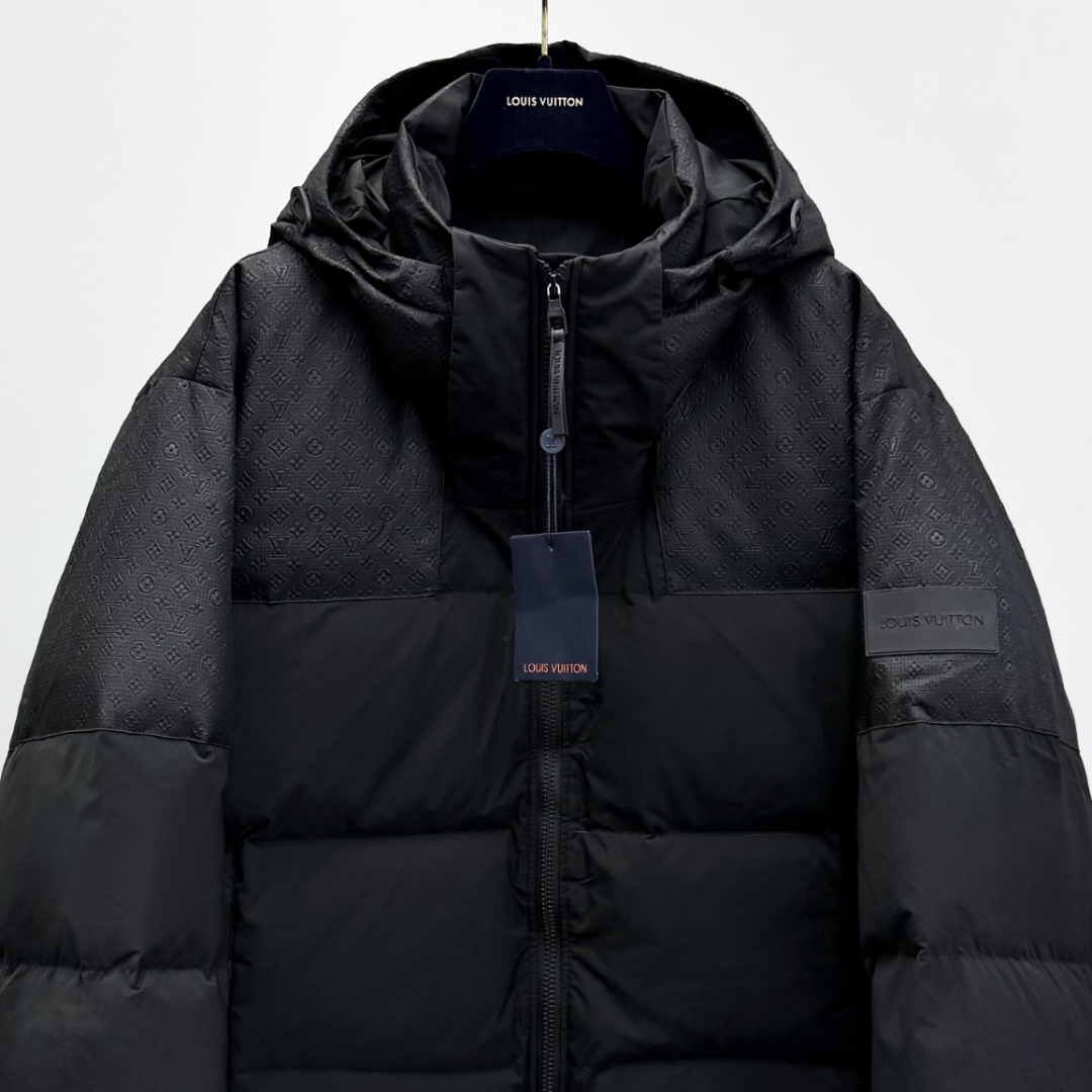 1V 定位图案束腰夹克本款羽绒束腰夹克取材混合面料，可为冬日造型注入经典格调和舒适暖意。可拆卸风帽巧妙衔