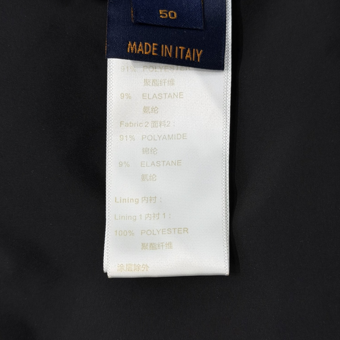 1V 定位图案束腰夹克本款羽绒束腰夹克取材混合面料，可为冬日造型注入经典格调和舒适暖意。可拆卸风帽巧妙衔