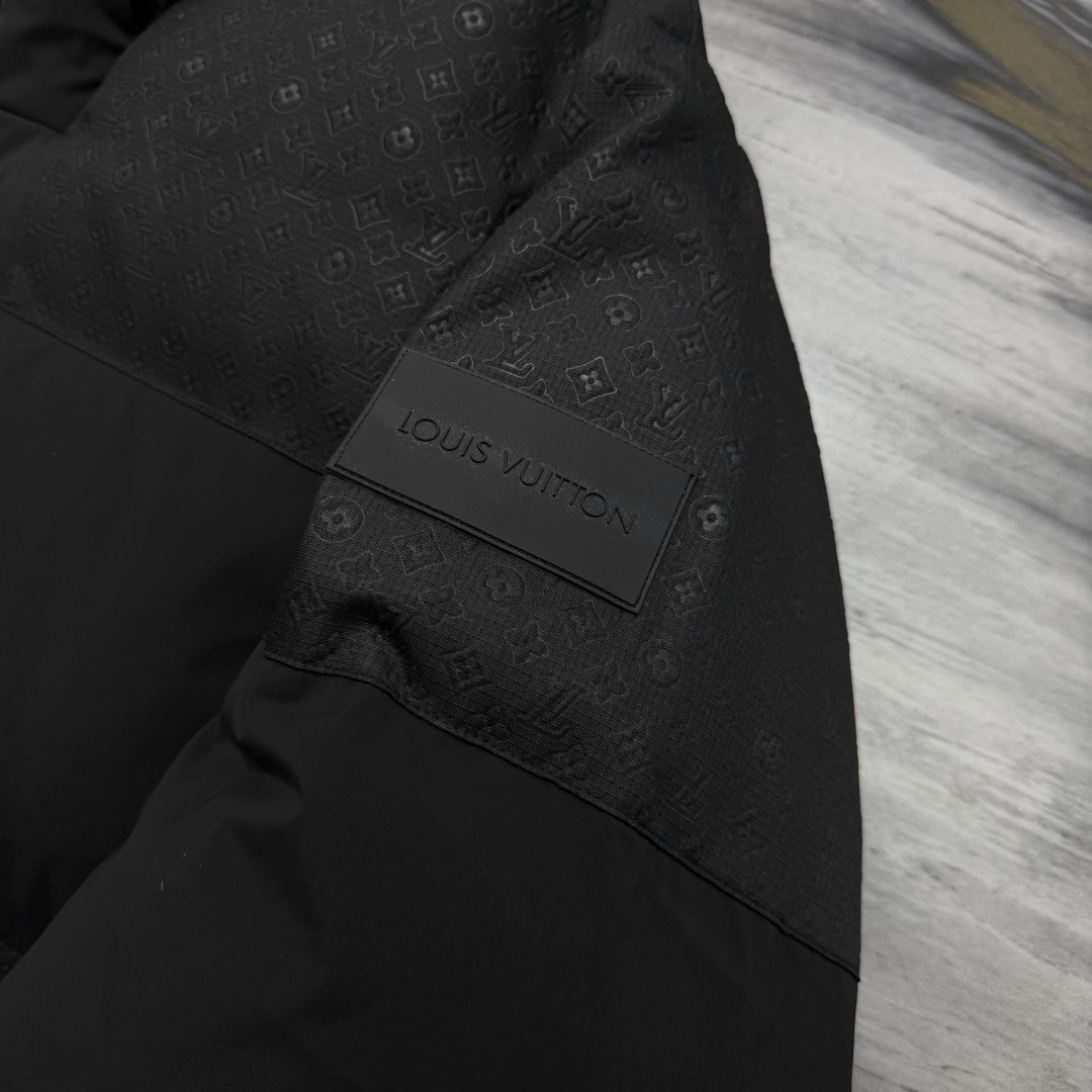 1V 定位图案束腰夹克本款羽绒束腰夹克取材混合面料，可为冬日造型注入经典格调和舒适暖意。可拆卸风帽巧妙衔