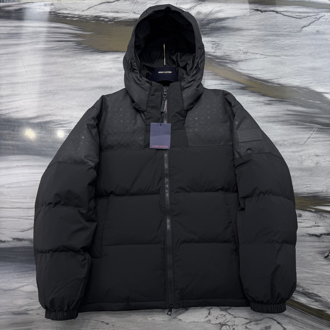 1V 定位图案束腰夹克本款羽绒束腰夹克取材混合面料，可为冬日造型注入经典格调和舒适暖意。可拆卸风帽巧妙衔