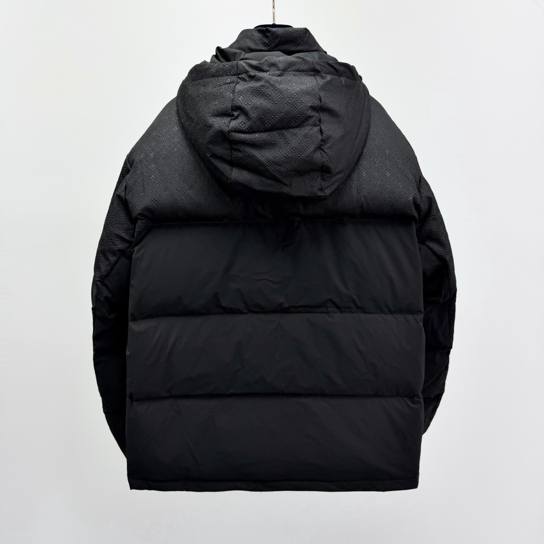 1V 定位图案束腰夹克本款羽绒束腰夹克取材混合面料，可为冬日造型注入经典格调和舒适暖意。可拆卸风帽巧妙衔