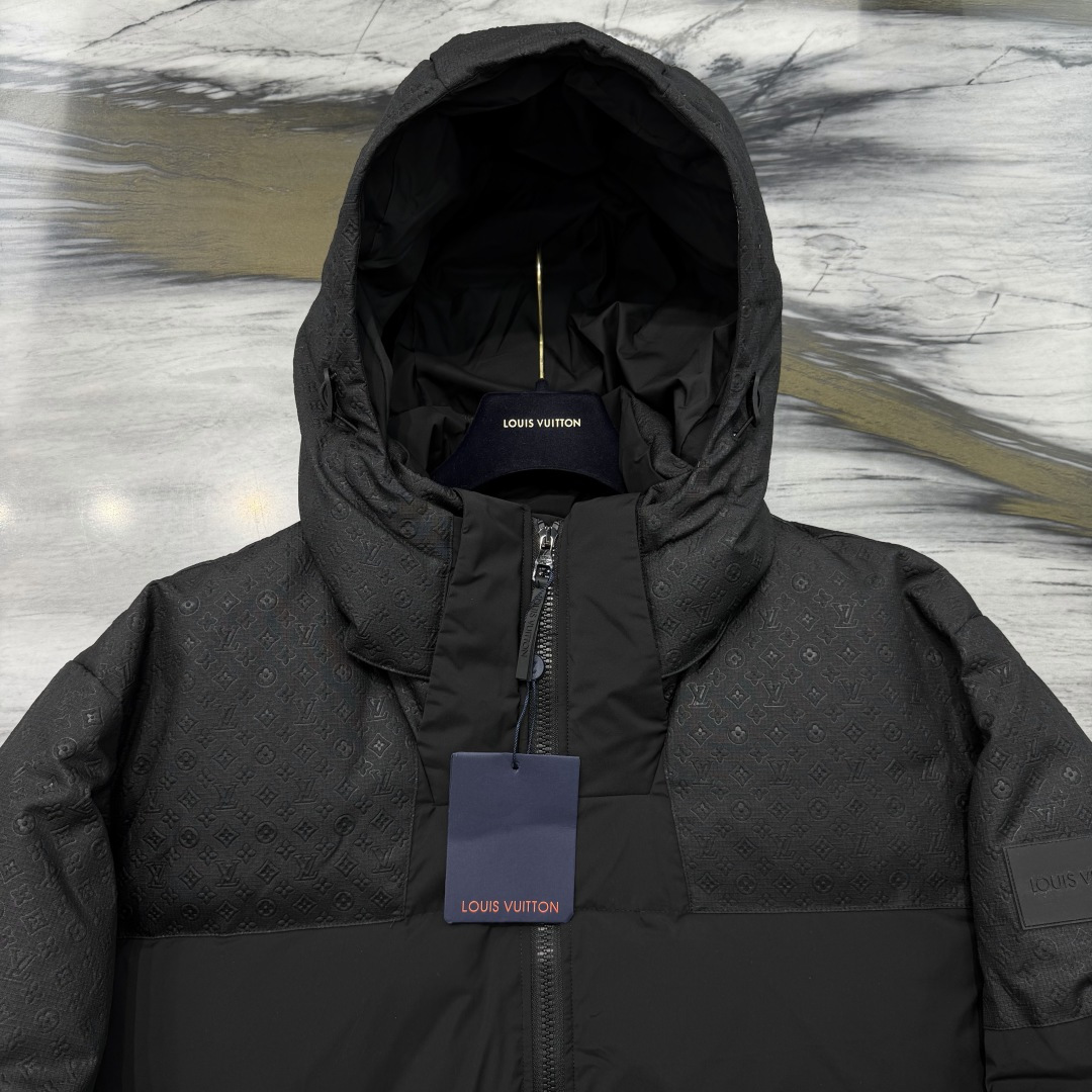 1V 定位图案束腰夹克本款羽绒束腰夹克取材混合面料，可为冬日造型注入经典格调和舒适暖意。可拆卸风帽巧妙衔