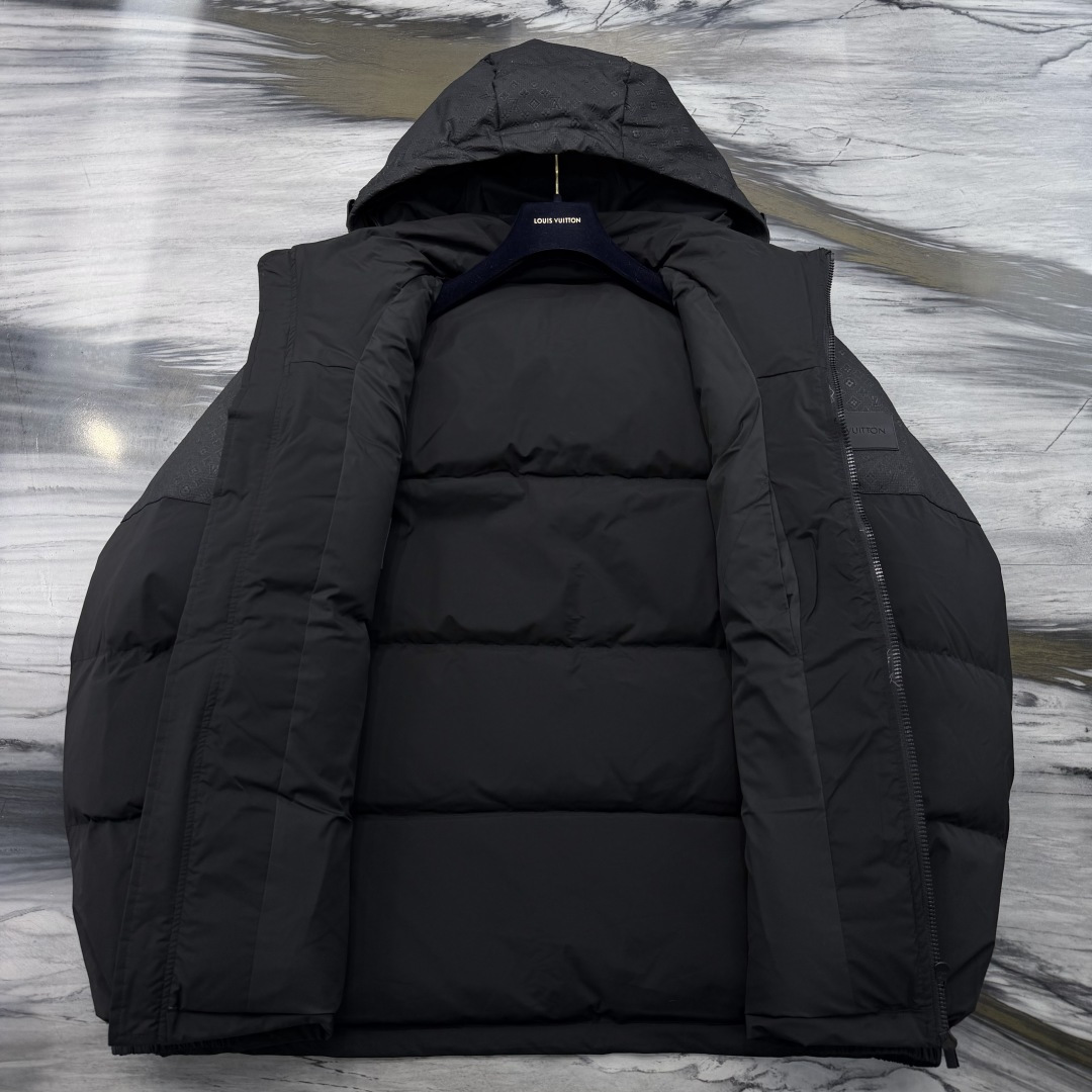 1V 定位图案束腰夹克本款羽绒束腰夹克取材混合面料，可为冬日造型注入经典格调和舒适暖意。可拆卸风帽巧妙衔