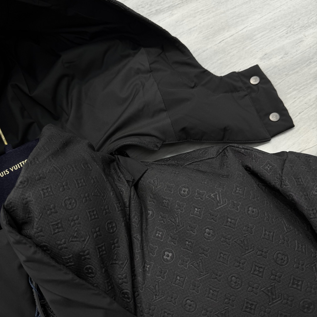 1V 定位图案束腰夹克本款羽绒束腰夹克取材混合面料，可为冬日造型注入经典格调和舒适暖意。可拆卸风帽巧妙衔