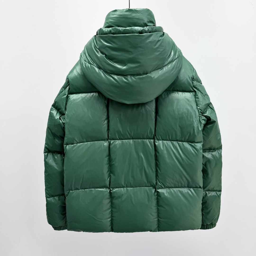 M0ncler 连帽羽绒夹克外套Parana羽绒夹克呈现瞩目光泽质感。这款短款羽绒服采用nylon la