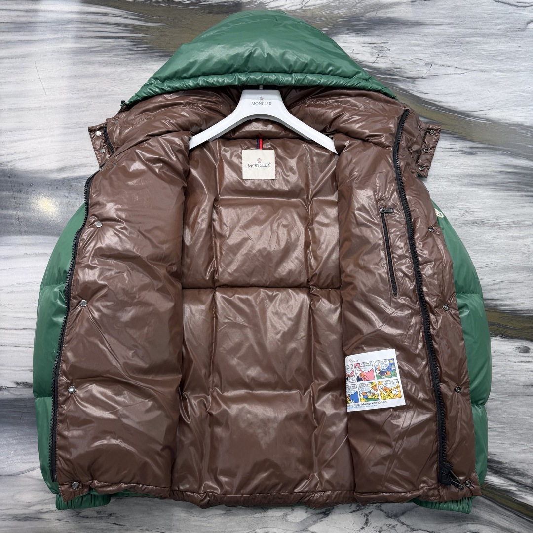 M0ncler 连帽羽绒夹克外套Parana羽绒夹克呈现瞩目光泽质感。这款短款羽绒服采用nylon la