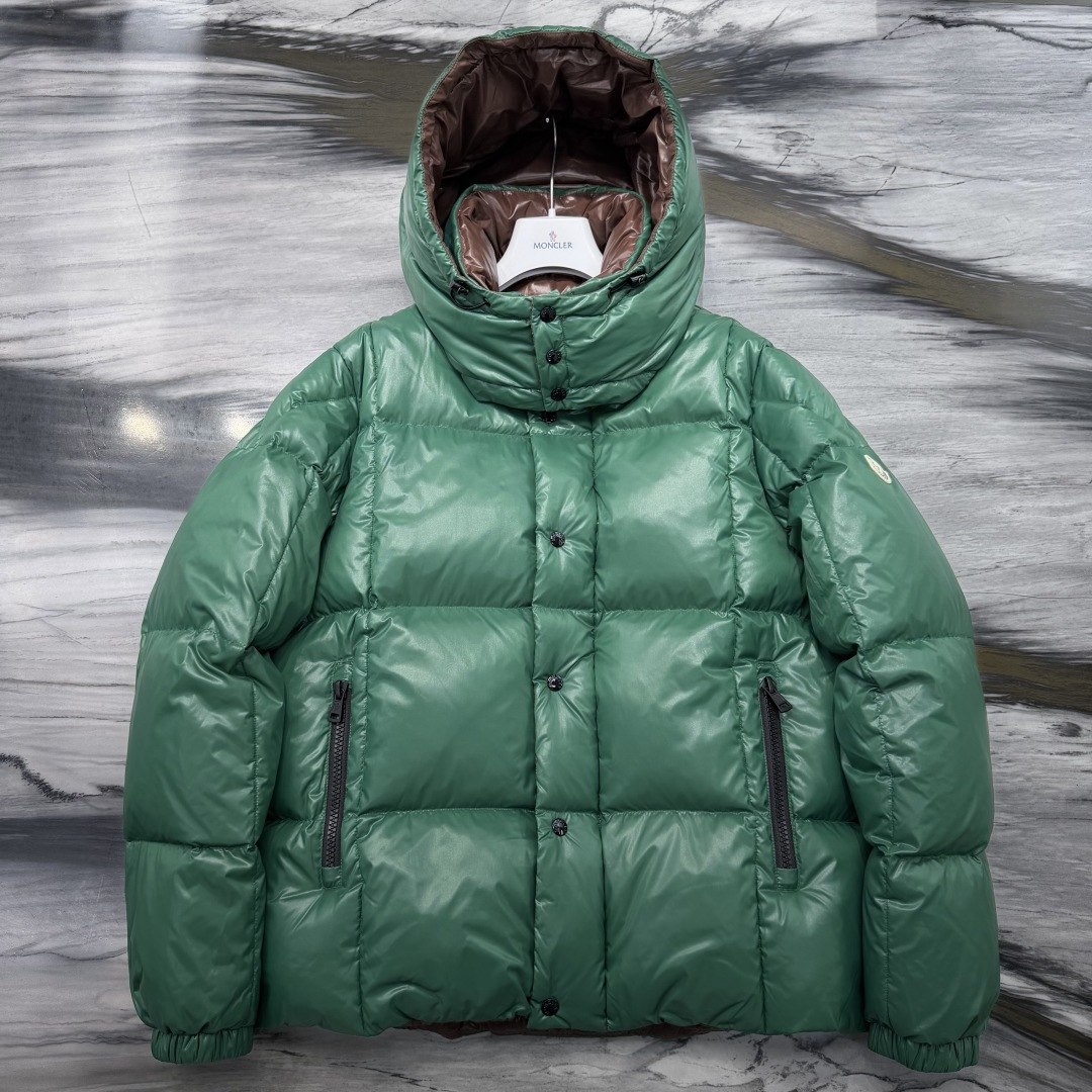 M0ncler 连帽羽绒夹克外套Parana羽绒夹克呈现瞩目光泽质感。这款短款羽绒服采用nylon la