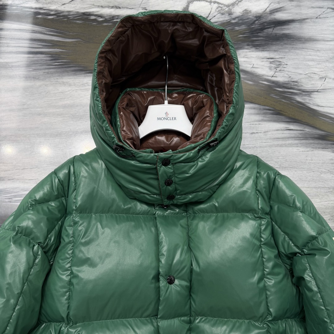 M0ncler 连帽羽绒夹克外套Parana羽绒夹克呈现瞩目光泽质感。这款短款羽绒服采用nylon la