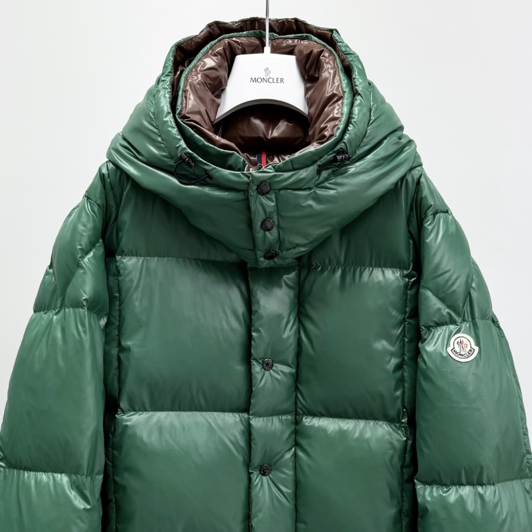 M0ncler 连帽羽绒夹克外套Parana羽绒夹克呈现瞩目光泽质感。这款短款羽绒服采用nylon la