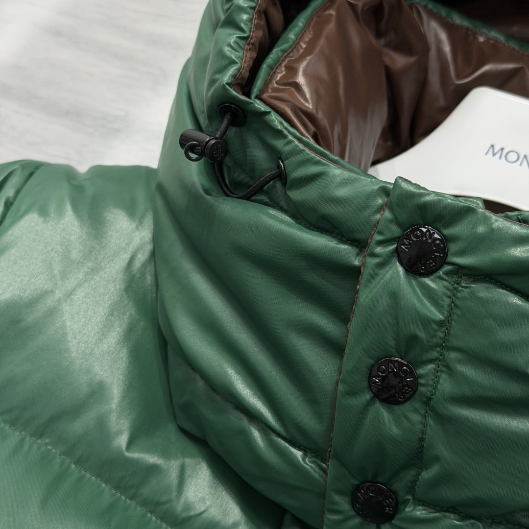 M0ncler 连帽羽绒夹克外套Parana羽绒夹克呈现瞩目光泽质感。这款短款羽绒服采用nylon la