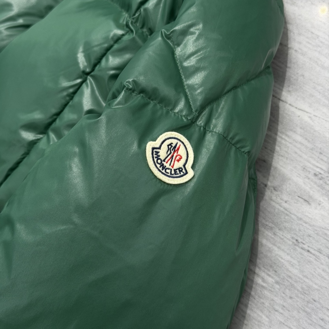 M0ncler 连帽羽绒夹克外套Parana羽绒夹克呈现瞩目光泽质感。这款短款羽绒服采用nylon la