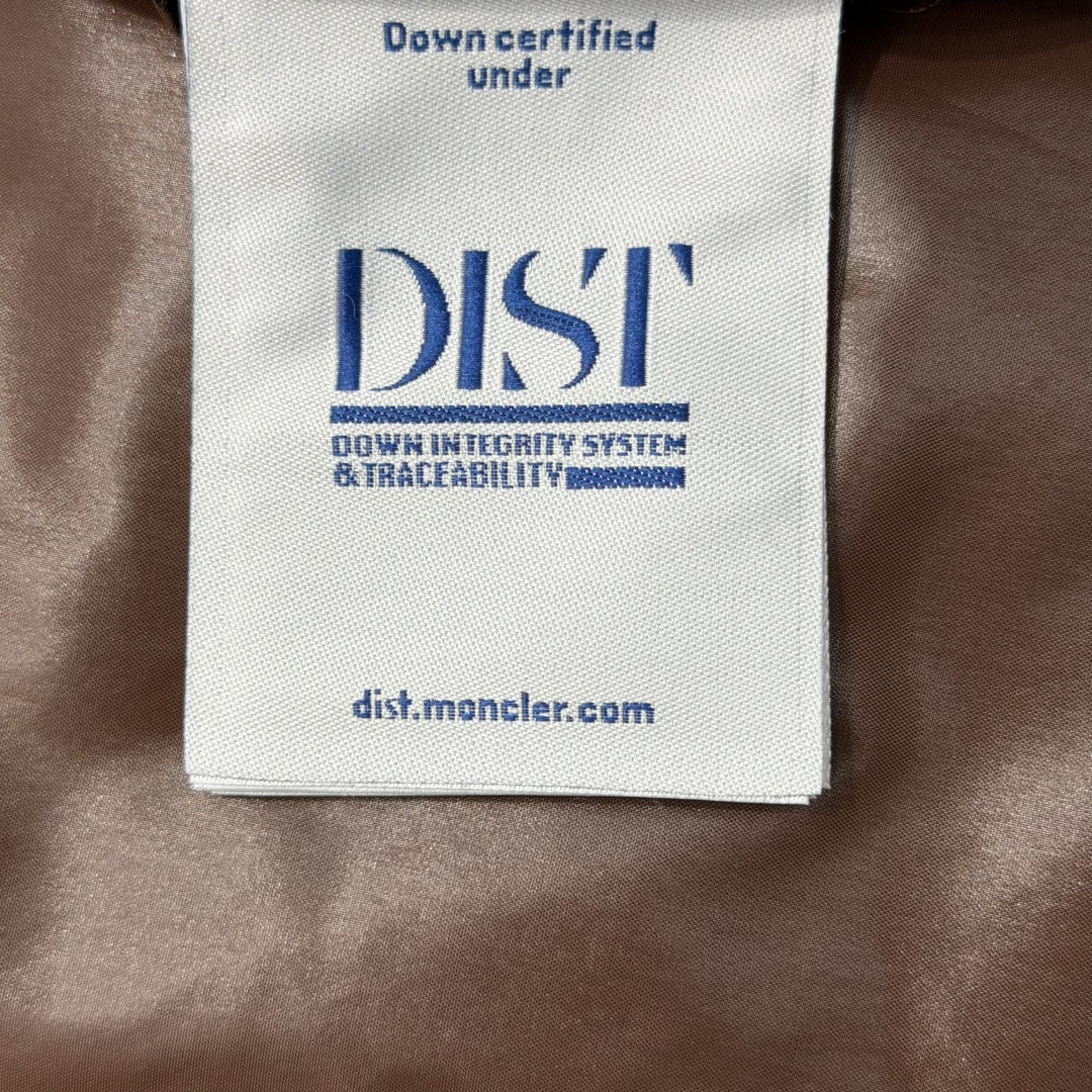 M0ncler 连帽羽绒夹克外套Parana羽绒夹克呈现瞩目光泽质感。这款短款羽绒服采用nylon la