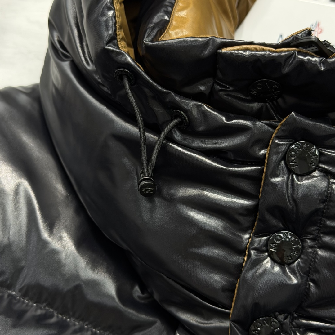 M0ncler 连帽羽绒夹克外套Parana羽绒夹克呈现瞩目光泽质感。这款短款羽绒服采用nylon la