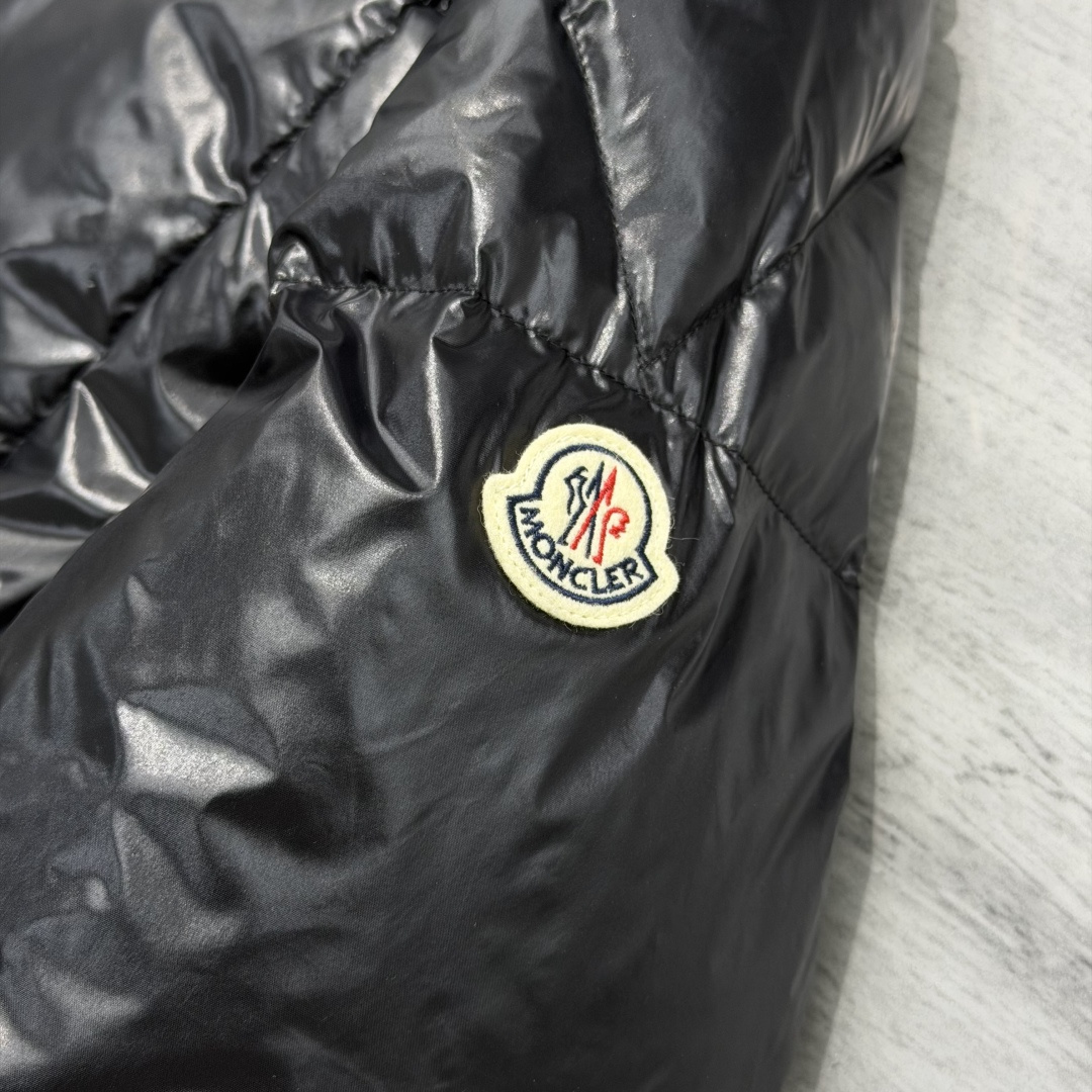 M0ncler 连帽羽绒夹克外套Parana羽绒夹克呈现瞩目光泽质感。这款短款羽绒服采用nylon la