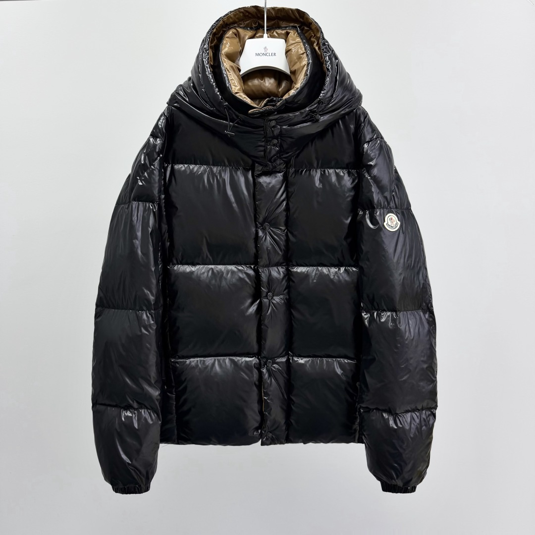 M0ncler 连帽羽绒夹克外套Parana羽绒夹克呈现瞩目光泽质感。这款短款羽绒服采用nylon la