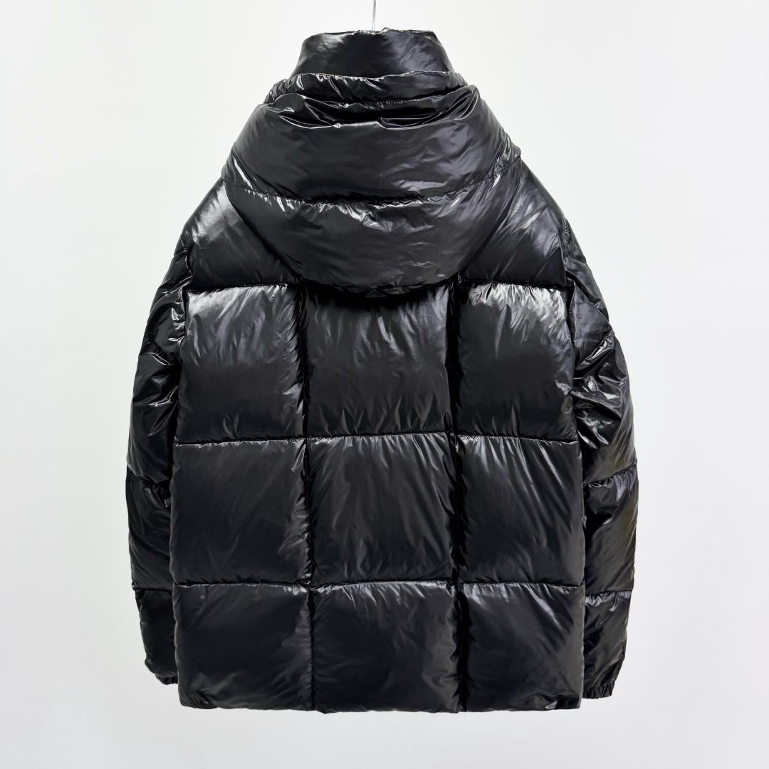 M0ncler 连帽羽绒夹克外套Parana羽绒夹克呈现瞩目光泽质感。这款短款羽绒服采用nylon la