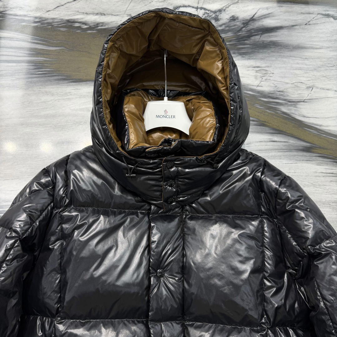 M0ncler 连帽羽绒夹克外套Parana羽绒夹克呈现瞩目光泽质感。这款短款羽绒服采用nylon la