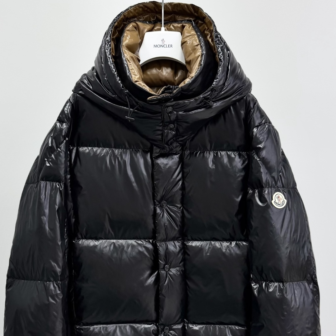 M0ncler 连帽羽绒夹克外套Parana羽绒夹克呈现瞩目光泽质感。这款短款羽绒服采用nylon la