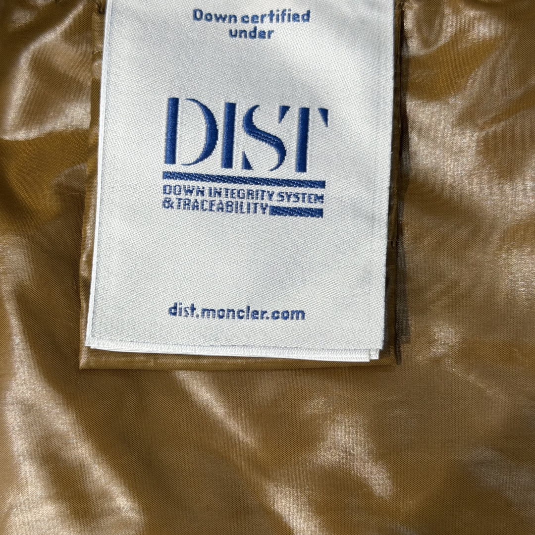 M0ncler 连帽羽绒夹克外套Parana羽绒夹克呈现瞩目光泽质感。这款短款羽绒服采用nylon la