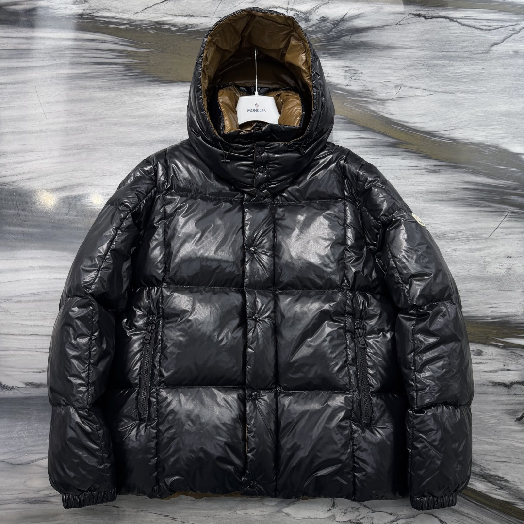 M0ncler 连帽羽绒夹克外套Parana羽绒夹克呈现瞩目光泽质感。这款短款羽绒服采用nylon la