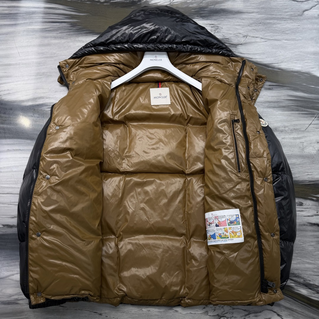 M0ncler 连帽羽绒夹克外套Parana羽绒夹克呈现瞩目光泽质感。这款短款羽绒服采用nylon la