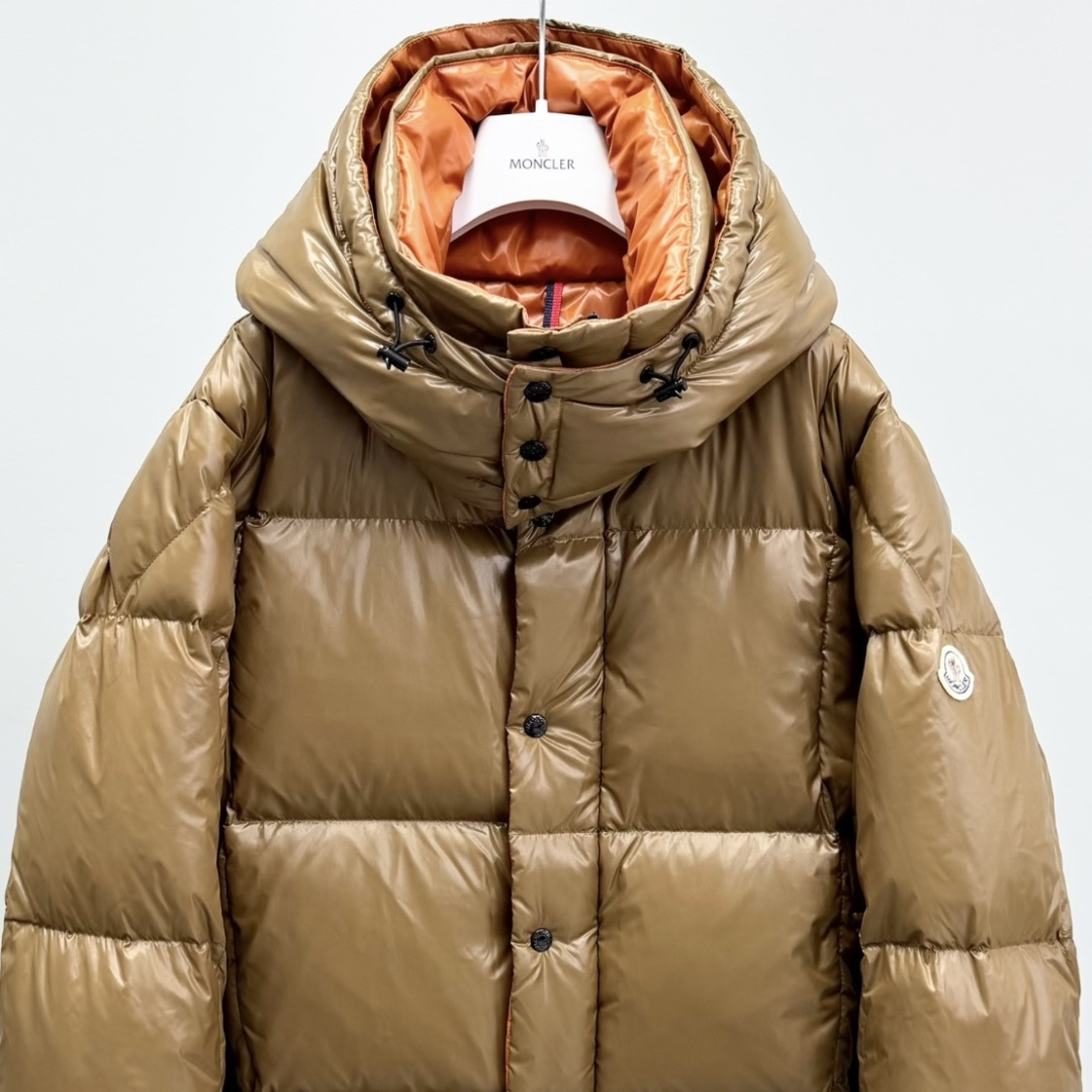 M0ncler 连帽羽绒夹克外套Parana羽绒夹克呈现瞩目光泽质感。这款短款羽绒服采用nylon la