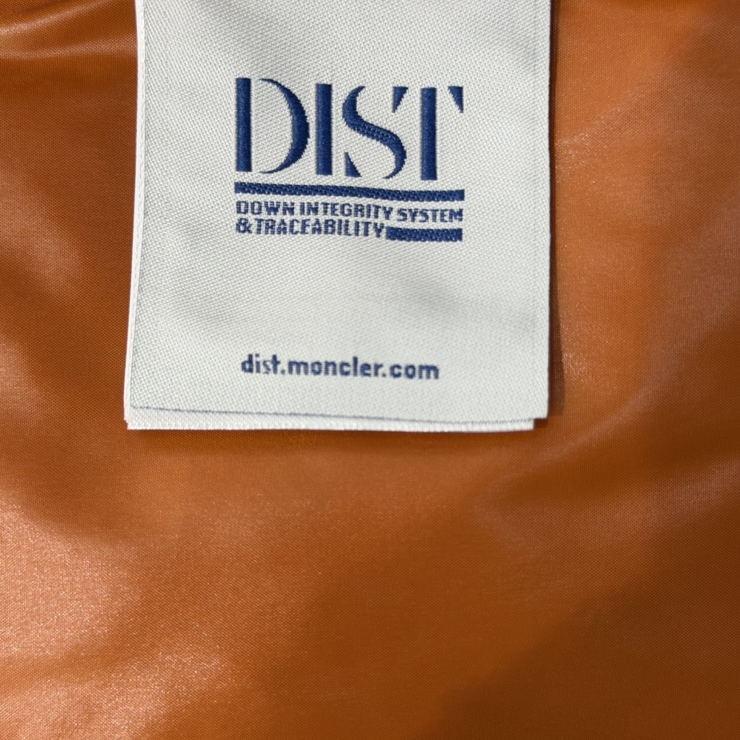 M0ncler 连帽羽绒夹克外套Parana羽绒夹克呈现瞩目光泽质感。这款短款羽绒服采用nylon la