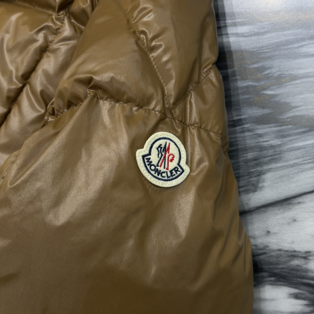 M0ncler 连帽羽绒夹克外套Parana羽绒夹克呈现瞩目光泽质感。这款短款羽绒服采用nylon la