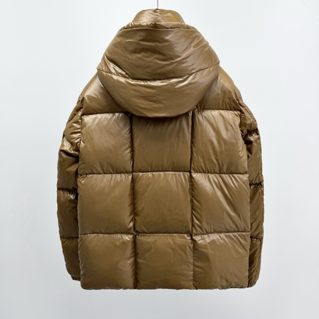 M0ncler 连帽羽绒夹克外套Parana羽绒夹克呈现瞩目光泽质感。这款短款羽绒服采用nylon la