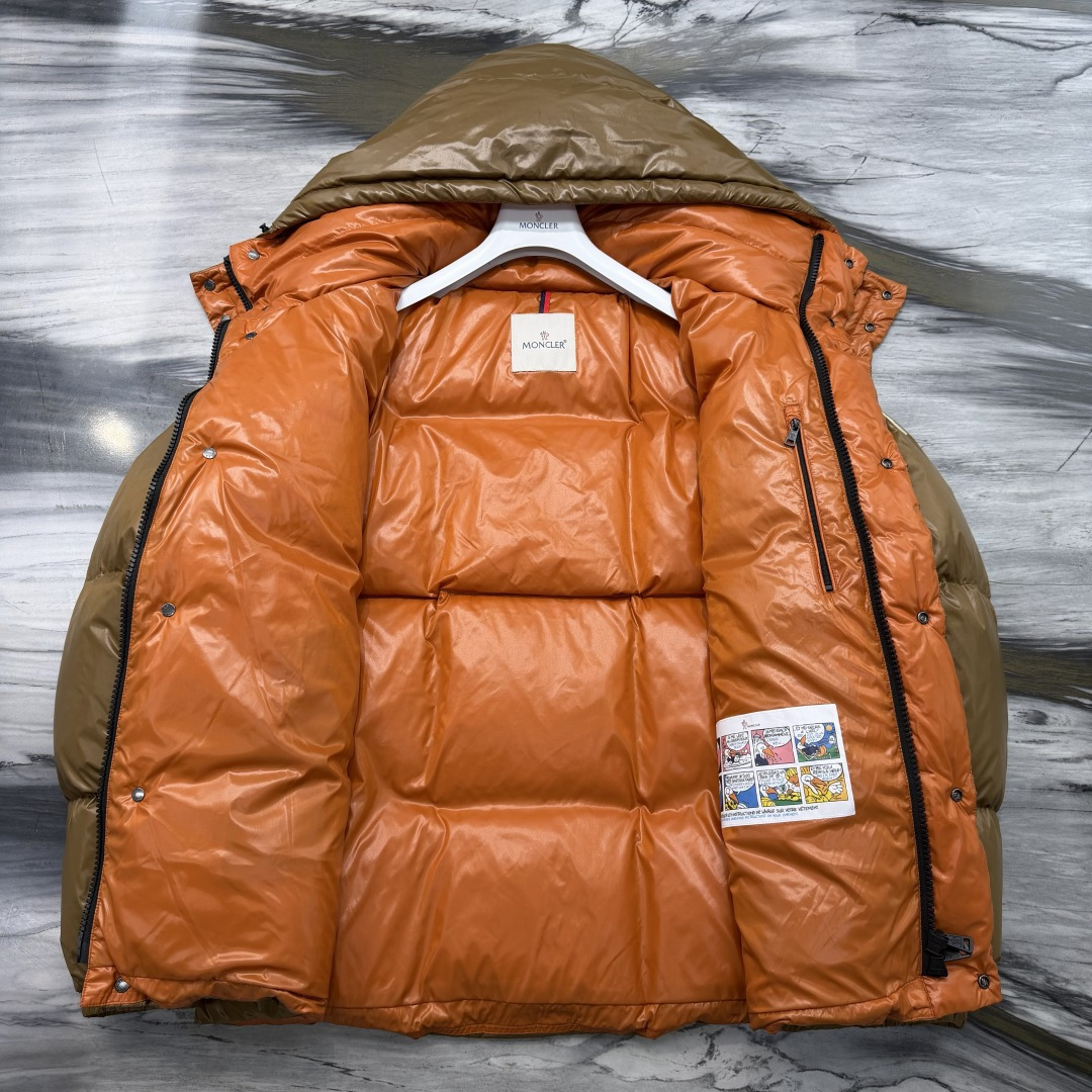 M0ncler 连帽羽绒夹克外套Parana羽绒夹克呈现瞩目光泽质感。这款短款羽绒服采用nylon la