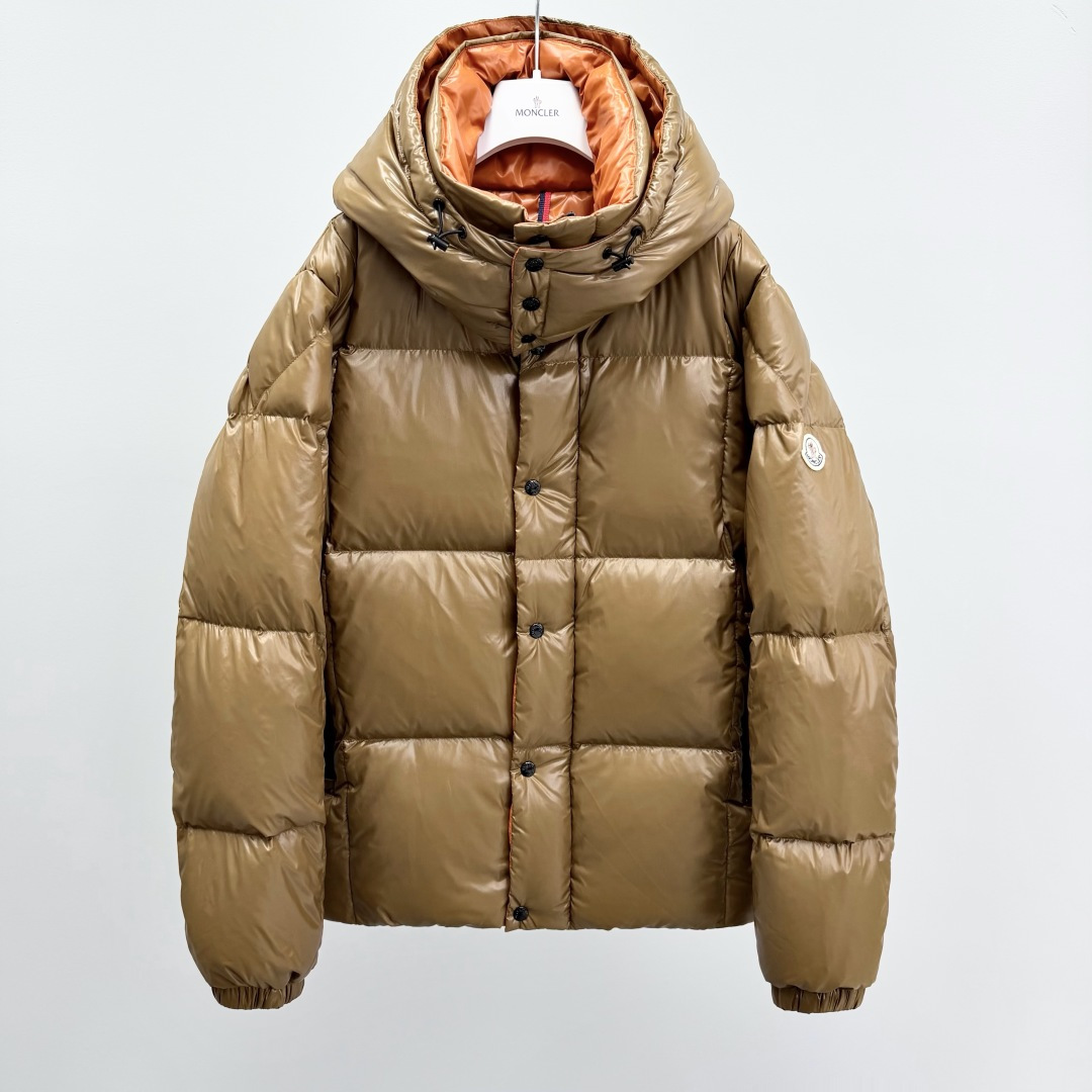 M0ncler 连帽羽绒夹克外套Parana羽绒夹克呈现瞩目光泽质感。这款短款羽绒服采用nylon la