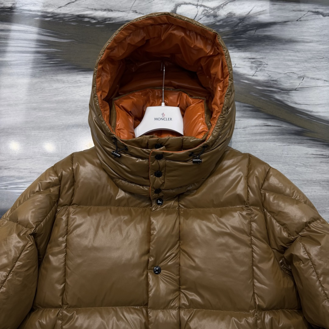 M0ncler 连帽羽绒夹克外套Parana羽绒夹克呈现瞩目光泽质感。这款短款羽绒服采用nylon la