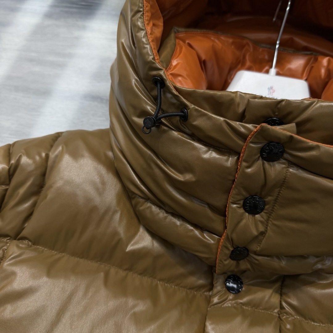 M0ncler 连帽羽绒夹克外套Parana羽绒夹克呈现瞩目光泽质感。这款短款羽绒服采用nylon la