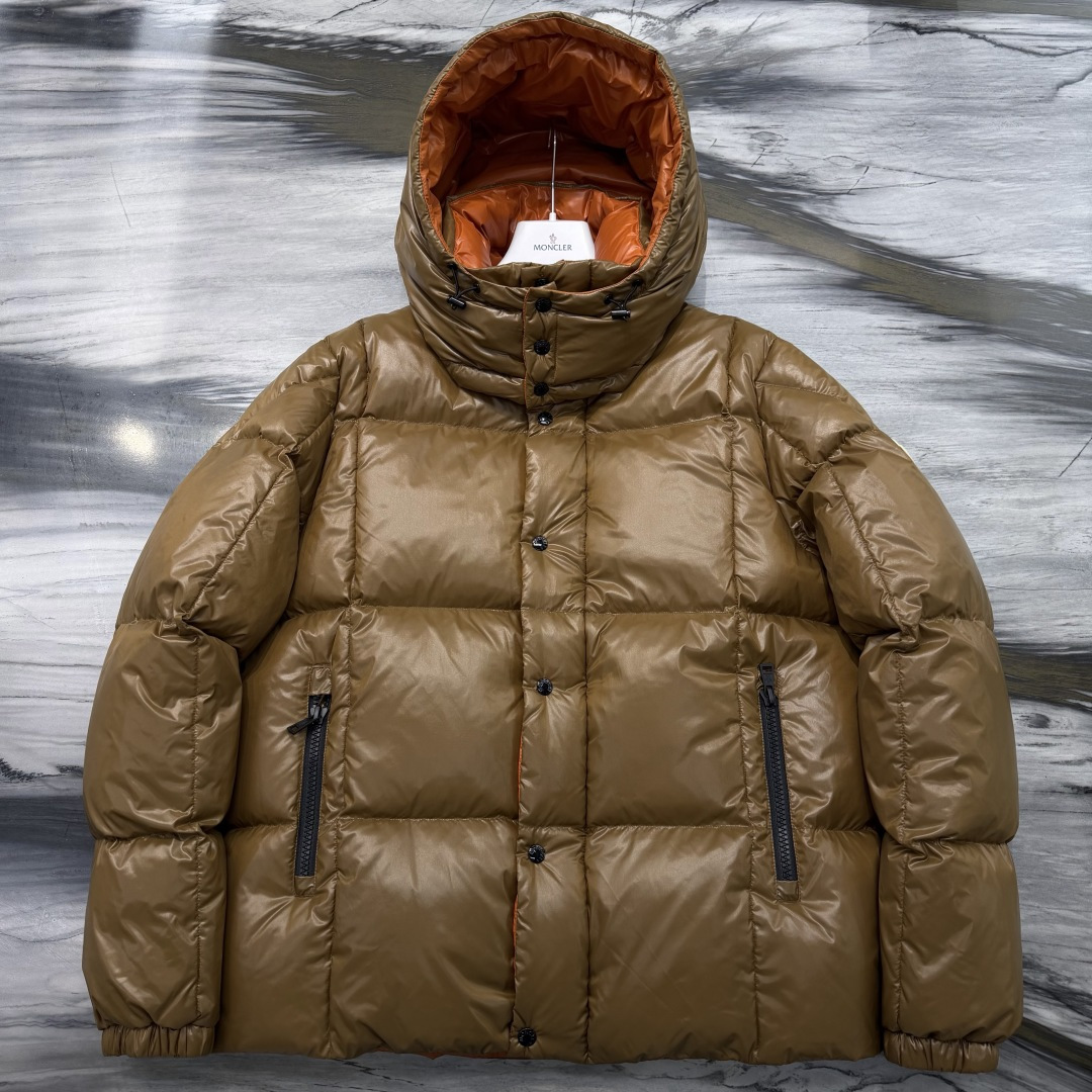 M0ncler 连帽羽绒夹克外套Parana羽绒夹克呈现瞩目光泽质感。这款短款羽绒服采用nylon la