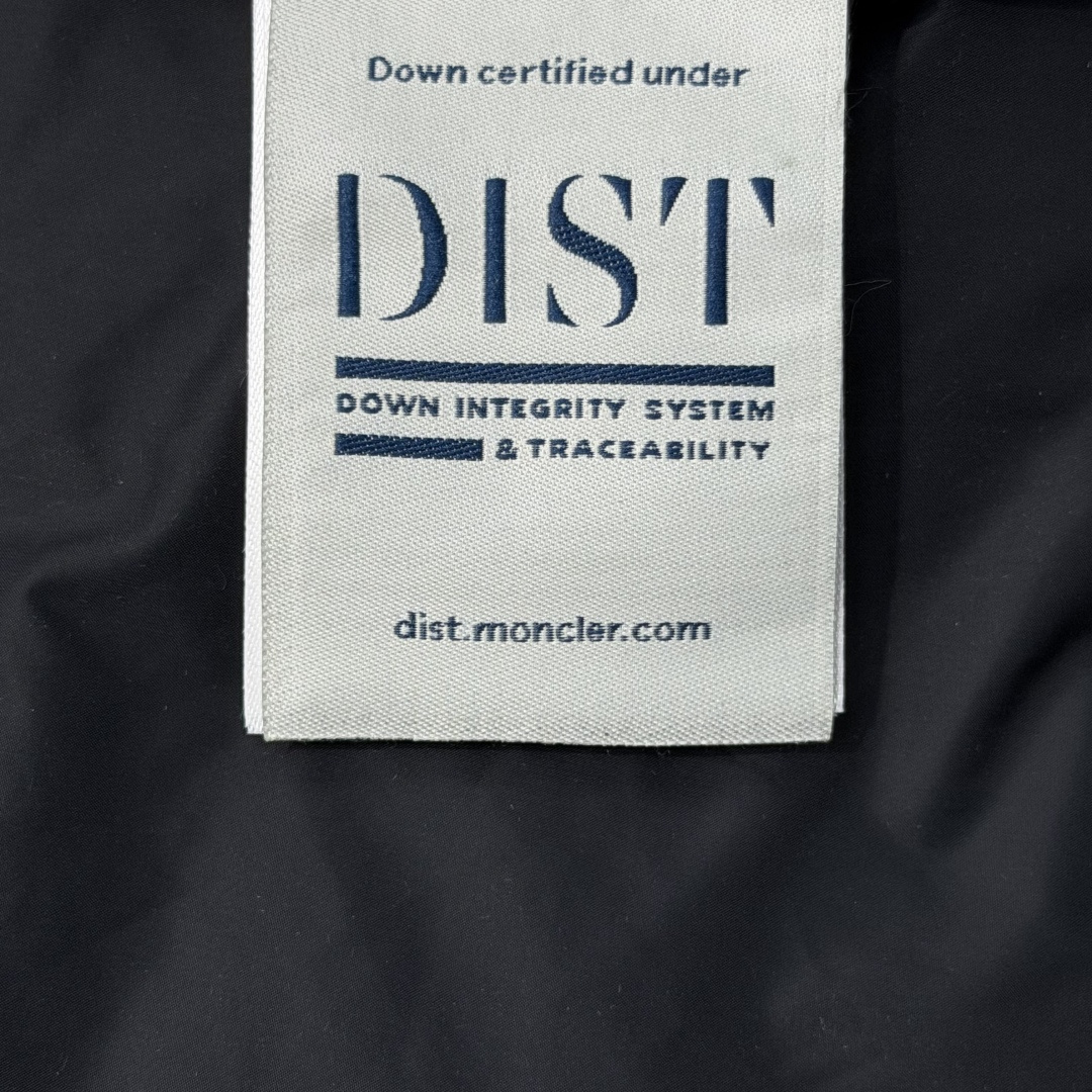 M0ncler 男士连帽短款羽绒夹克外套Serfanto羽绒夹克巧妙运用造型和纹理，尽展现代风格。短款设