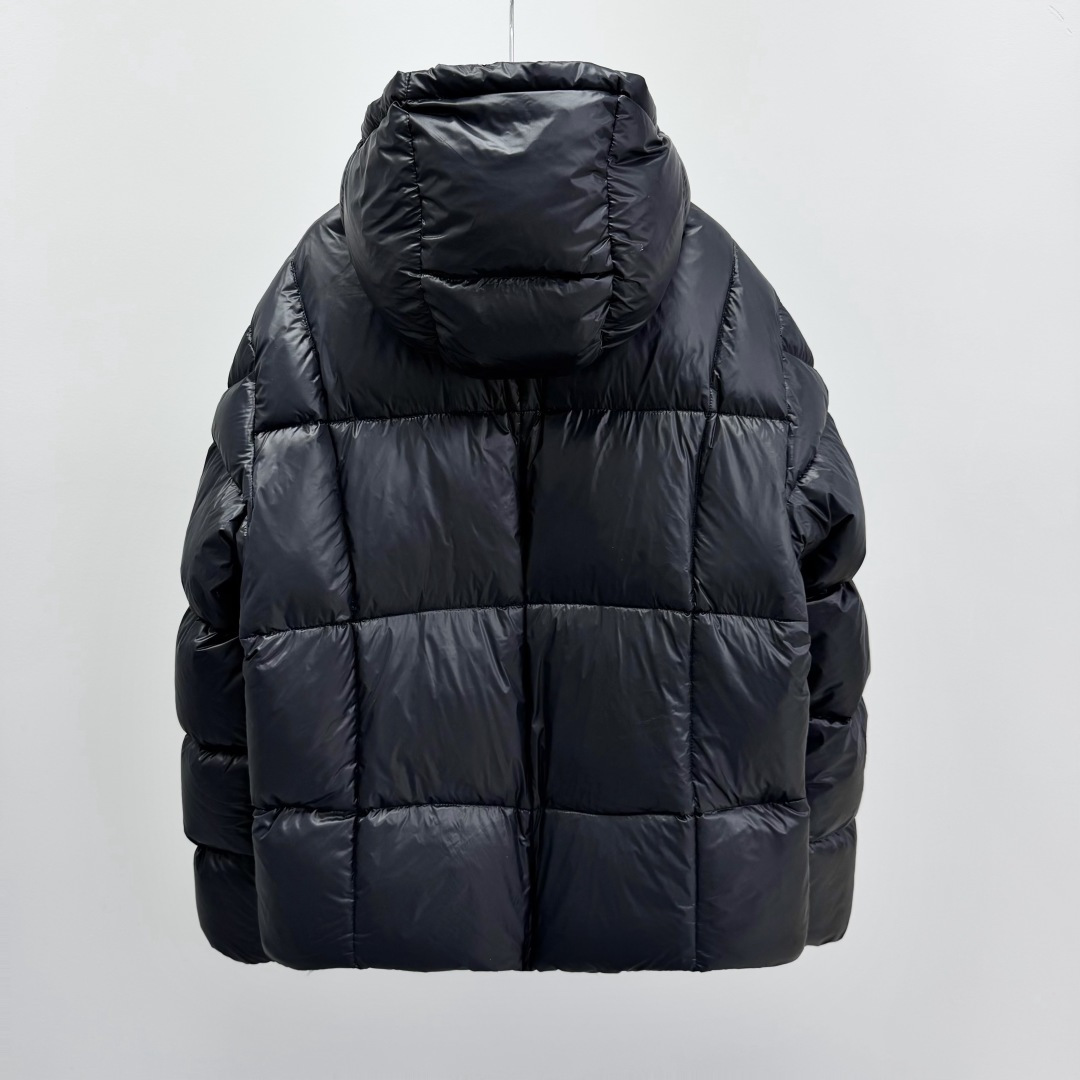 M0ncler 男士连帽短款羽绒夹克外套Serfanto羽绒夹克巧妙运用造型和纹理，尽展现代风格。短款设