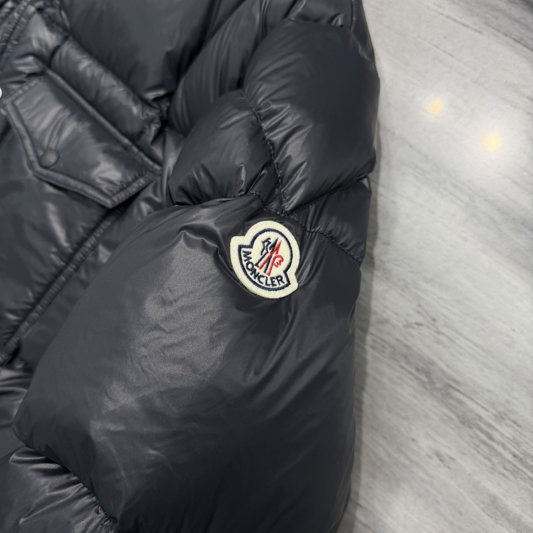 M0ncler 男士连帽短款羽绒夹克外套Serfanto羽绒夹克巧妙运用造型和纹理，尽展现代风格。短款设