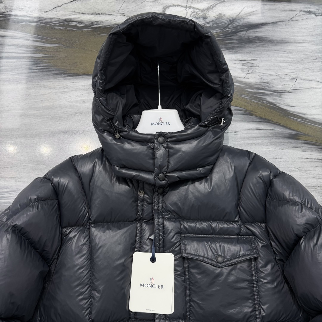 M0ncler 男士连帽短款羽绒夹克外套Serfanto羽绒夹克巧妙运用造型和纹理，尽展现代风格。短款设