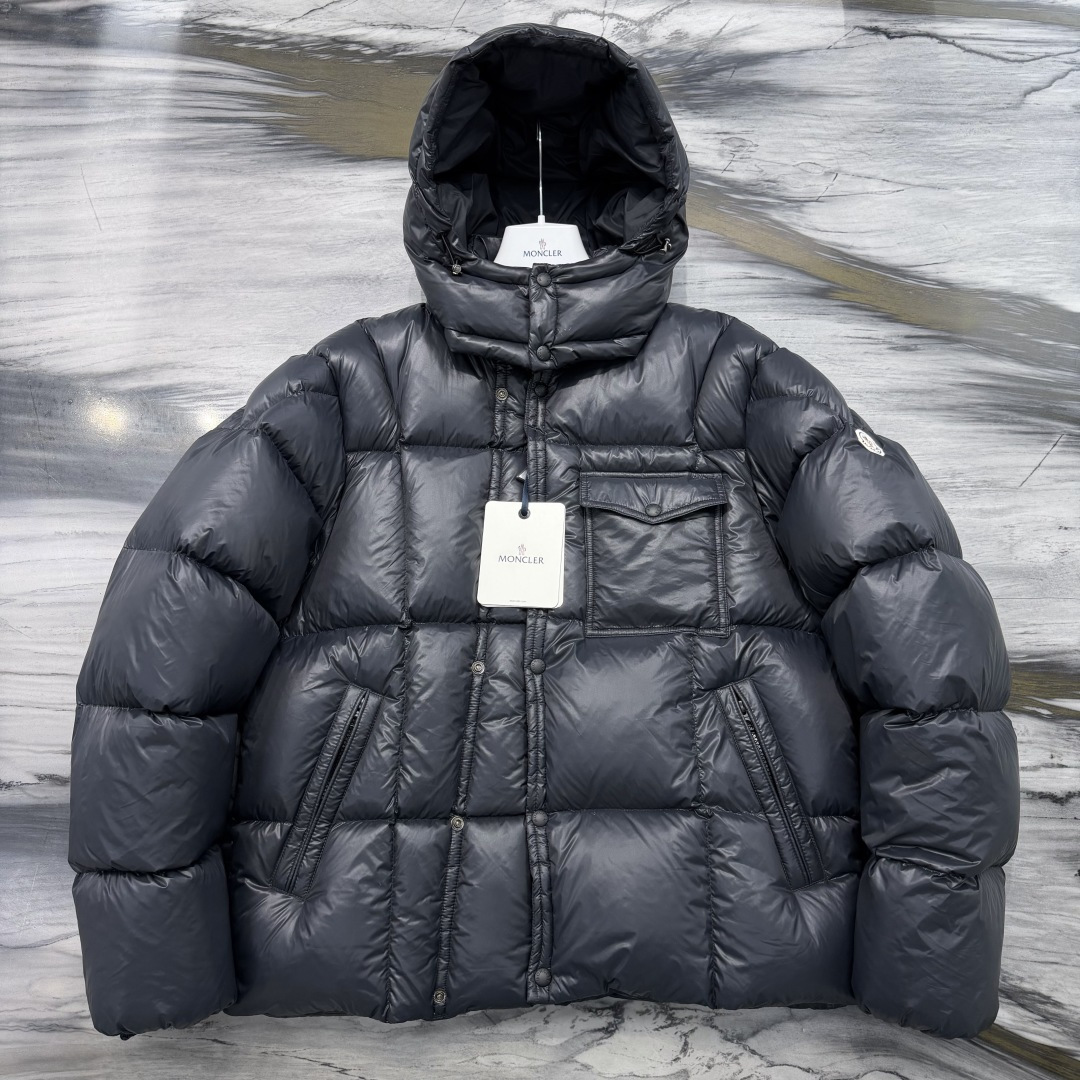M0ncler 男士连帽短款羽绒夹克外套Serfanto羽绒夹克巧妙运用造型和纹理，尽展现代风格。短款设
