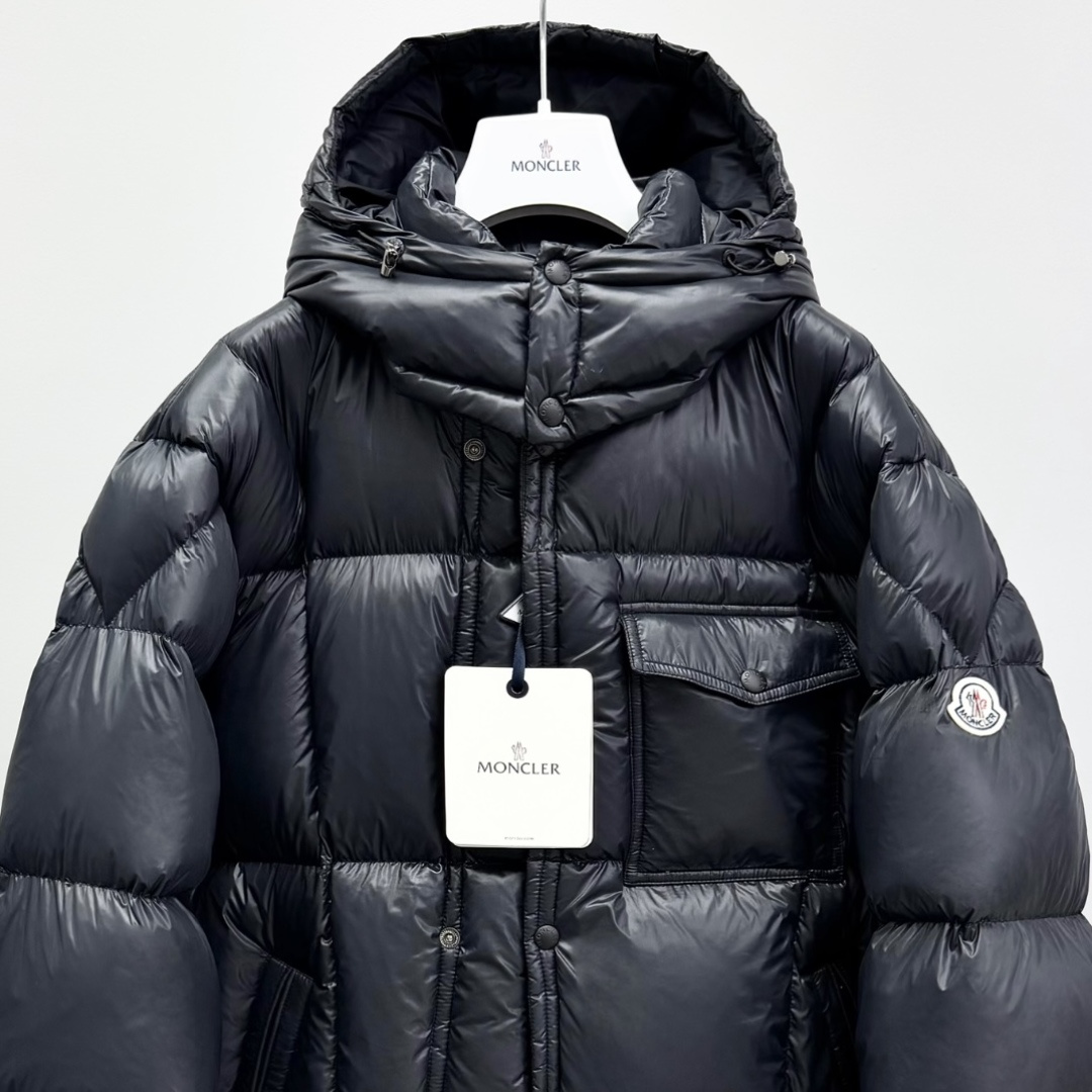 M0ncler 男士连帽短款羽绒夹克外套Serfanto羽绒夹克巧妙运用造型和纹理，尽展现代风格。短款设