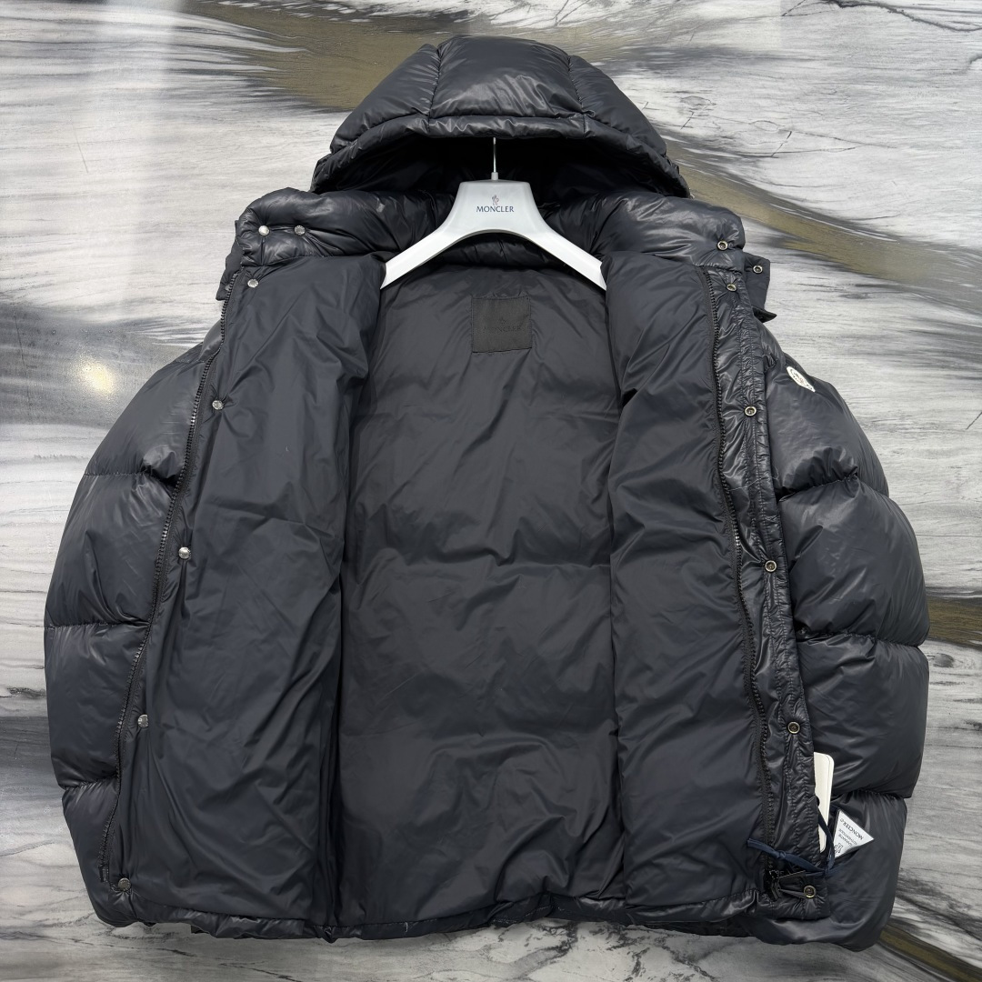 M0ncler 男士连帽短款羽绒夹克外套Serfanto羽绒夹克巧妙运用造型和纹理，尽展现代风格。短款设