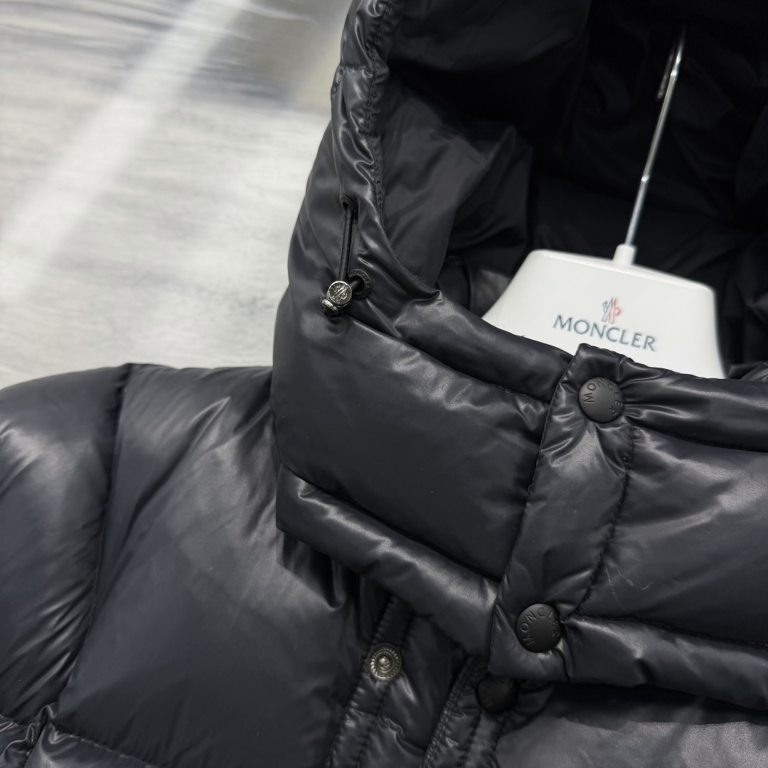 M0ncler 男士连帽短款羽绒夹克外套Serfanto羽绒夹克巧妙运用造型和纹理，尽展现代风格。短款设