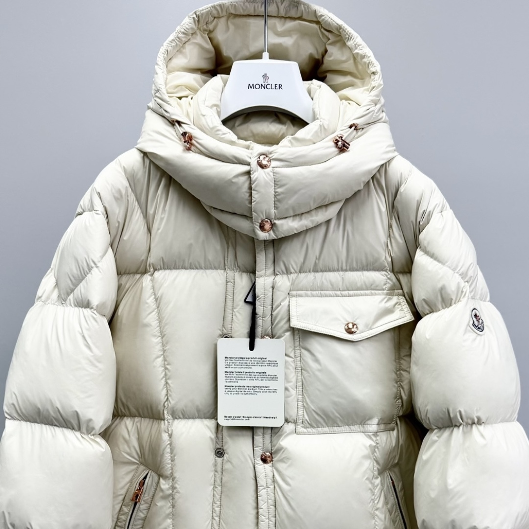 M0ncler 男士连帽短款羽绒夹克外套Serfanto羽绒夹克巧妙运用造型和纹理，尽展现代风格。短款设