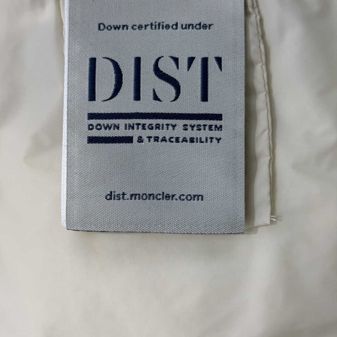 M0ncler 男士连帽短款羽绒夹克外套Serfanto羽绒夹克巧妙运用造型和纹理，尽展现代风格。短款设